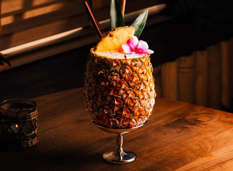 Card-Pinneapple-Room