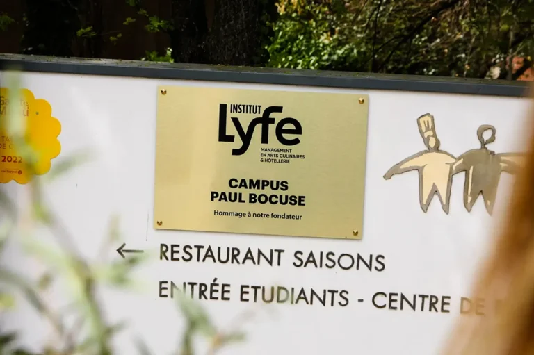 Plaque en l'honneur de l'Institut Lyfe